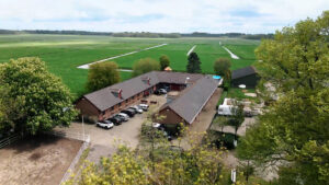Paardenarts.nl-PAARDENKLINIEK-DE-RAAPHORST-dronebeeld.jpg